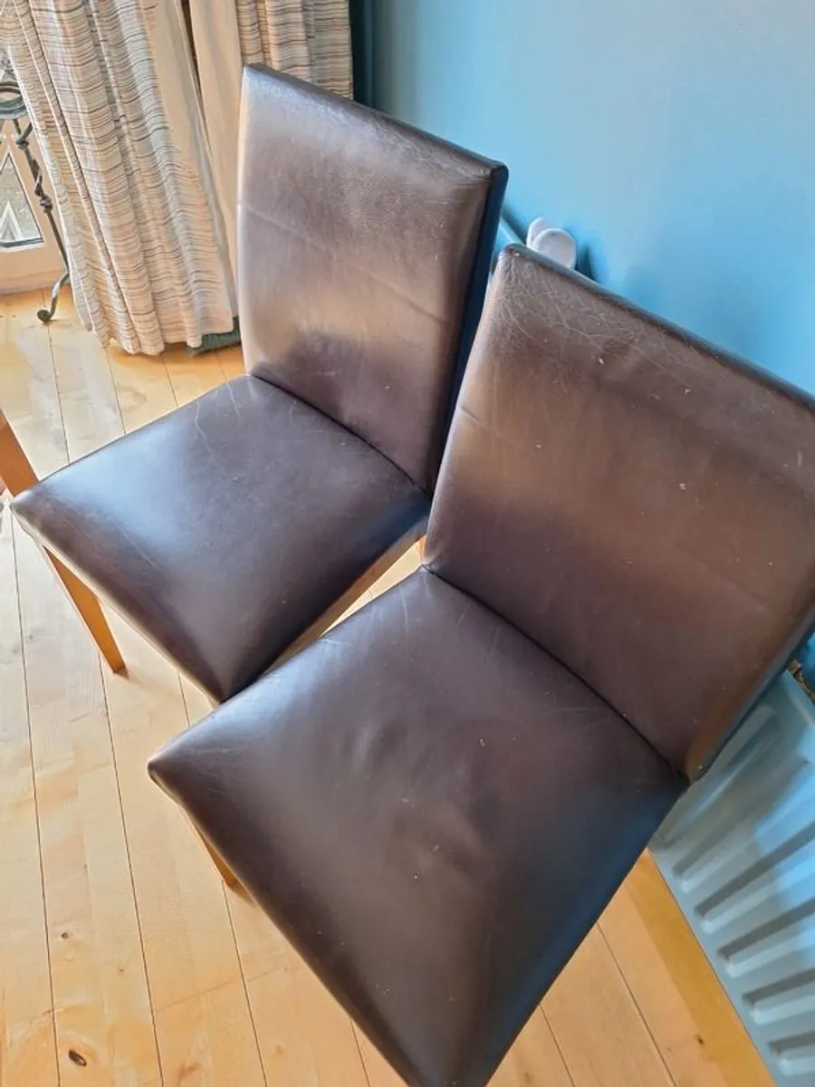 Extendable dining table and 4 chairs - Image 3