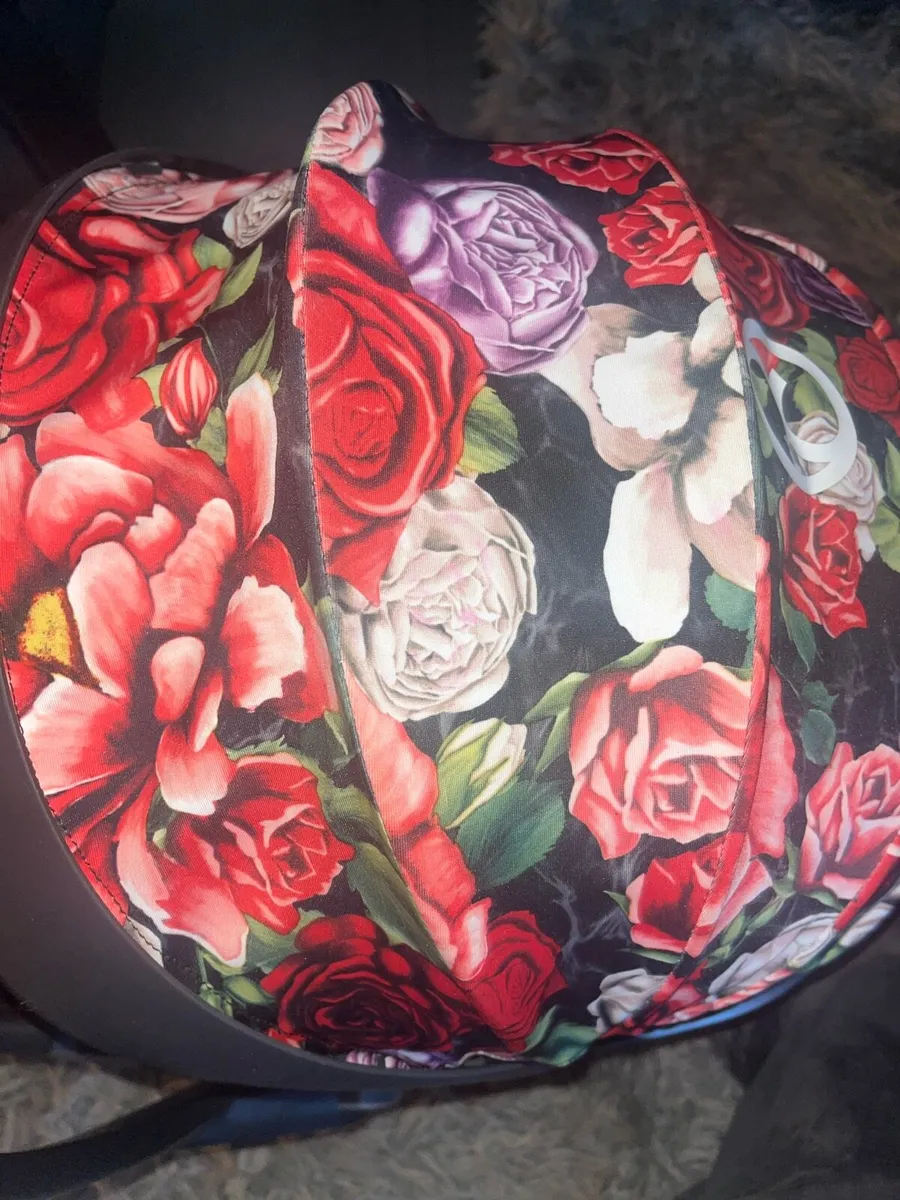 Cybex red floral car seat with isofix base - Image 2