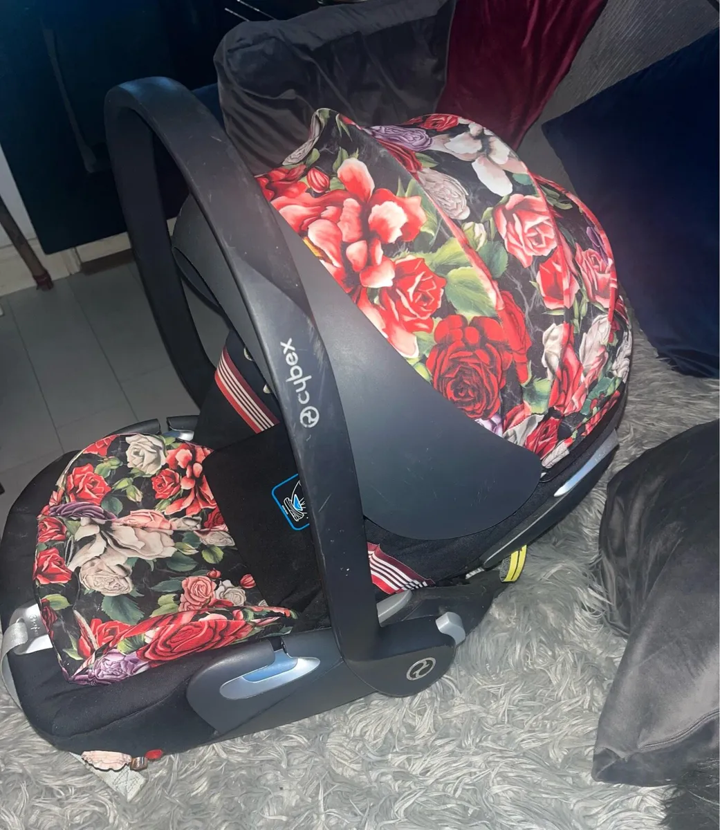 Cybex red floral car seat with isofix base - Image 3