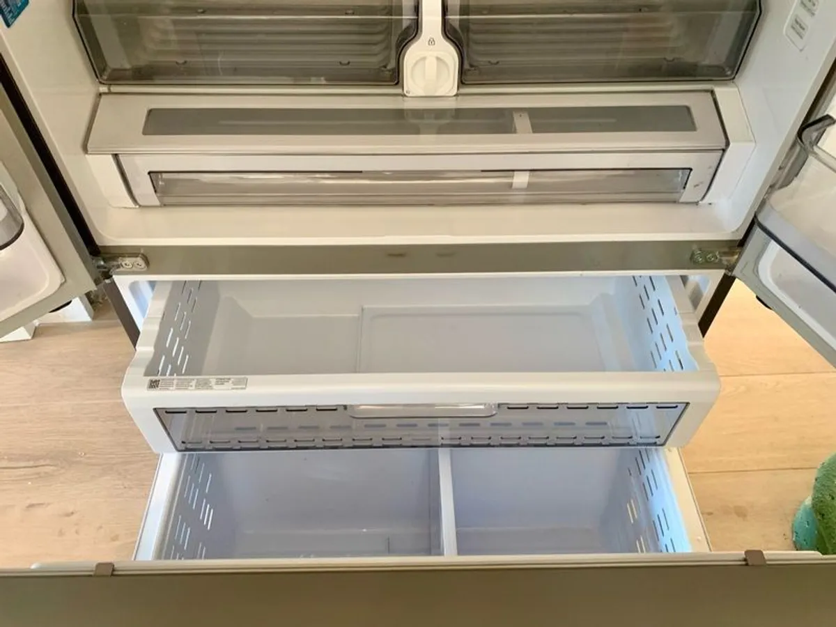 Samsung American Style Fridge Freezer RF23R62E3SR - Image 3