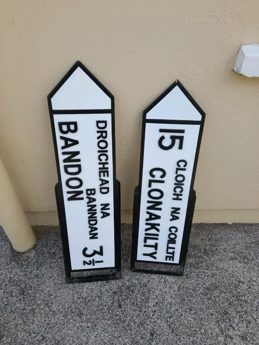 Two plastic road signs - Image 1