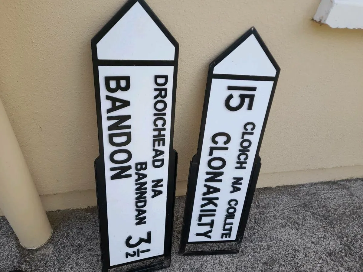 Two plastic road signs - Image 2