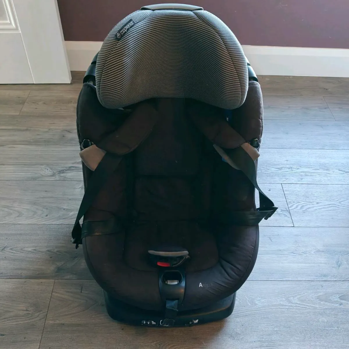 Car seat with ISO Fix - Image 1