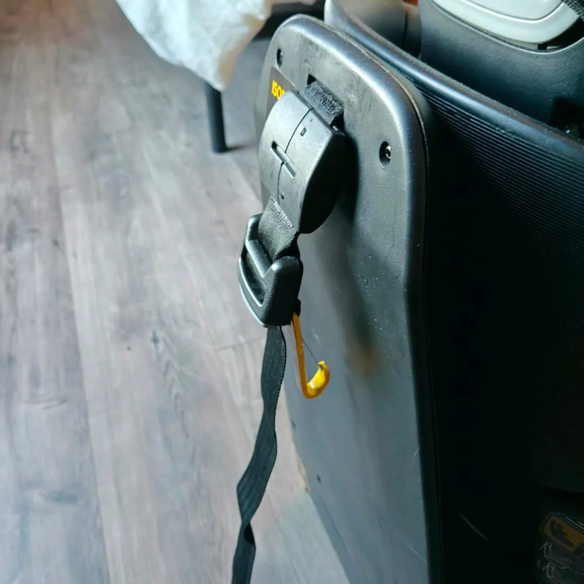 Car seat with ISO Fix - Image 2