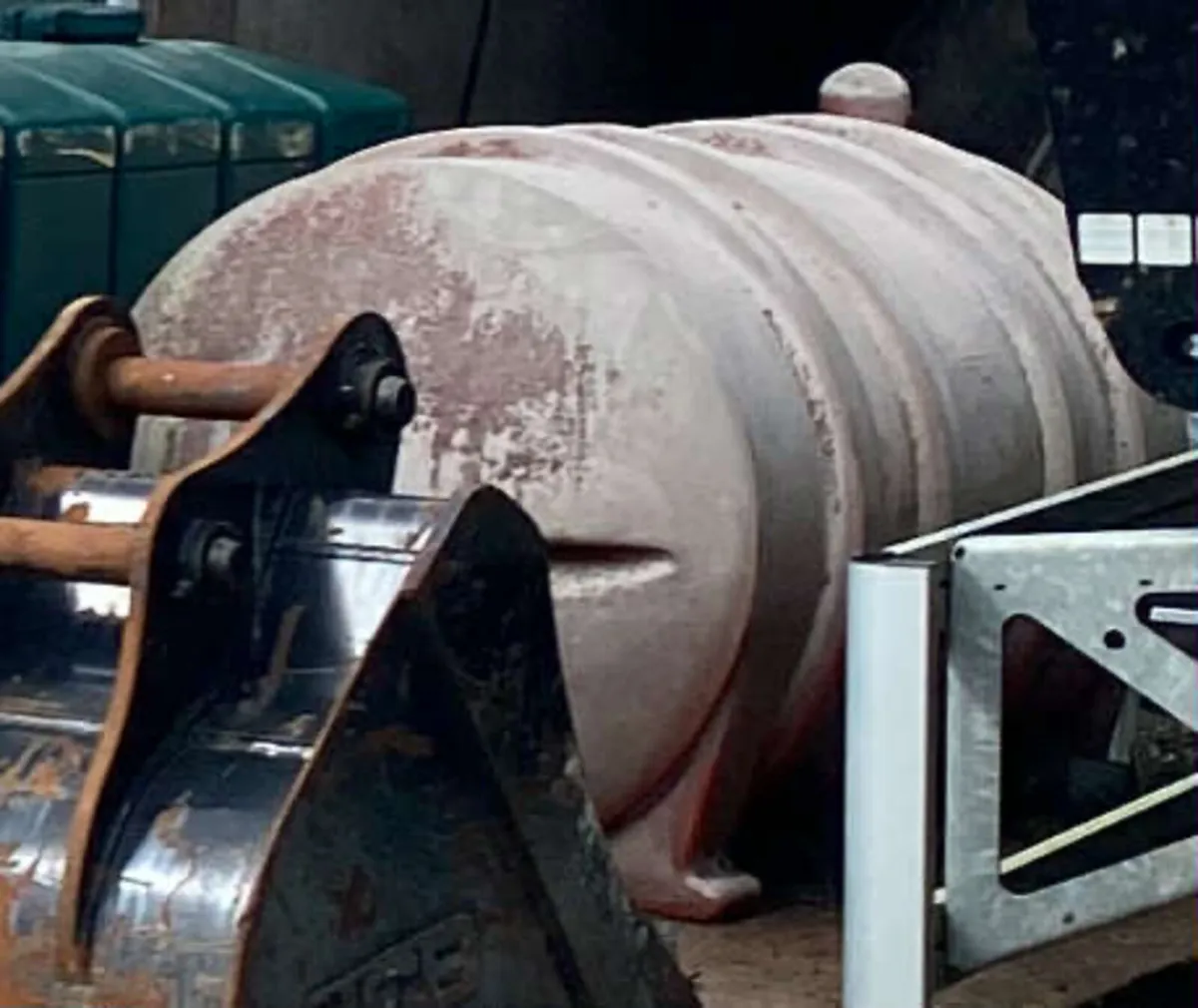 Free Oil Tank – Approx. 1,450 Litres Capacity - Image 3