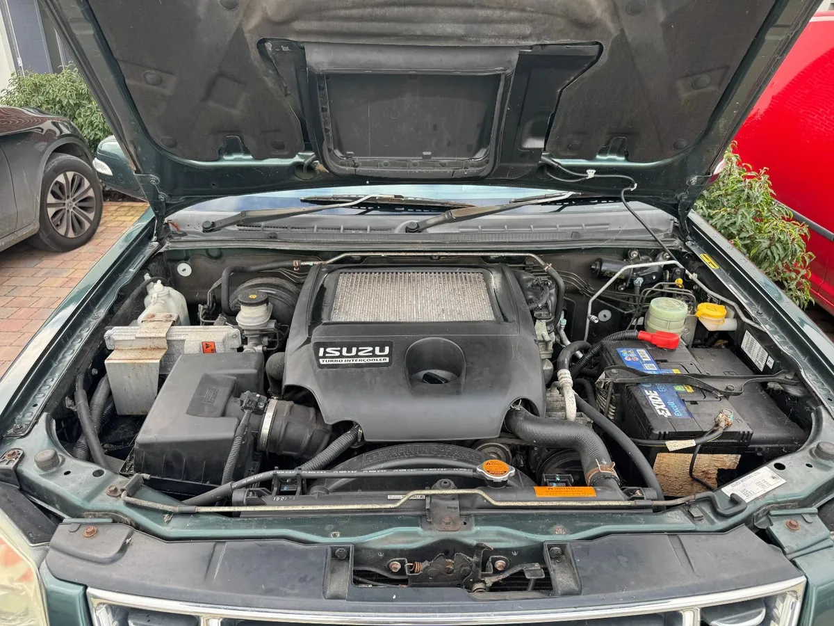 2009 Isuzu DMAX Crew cab Commercial - Image 3