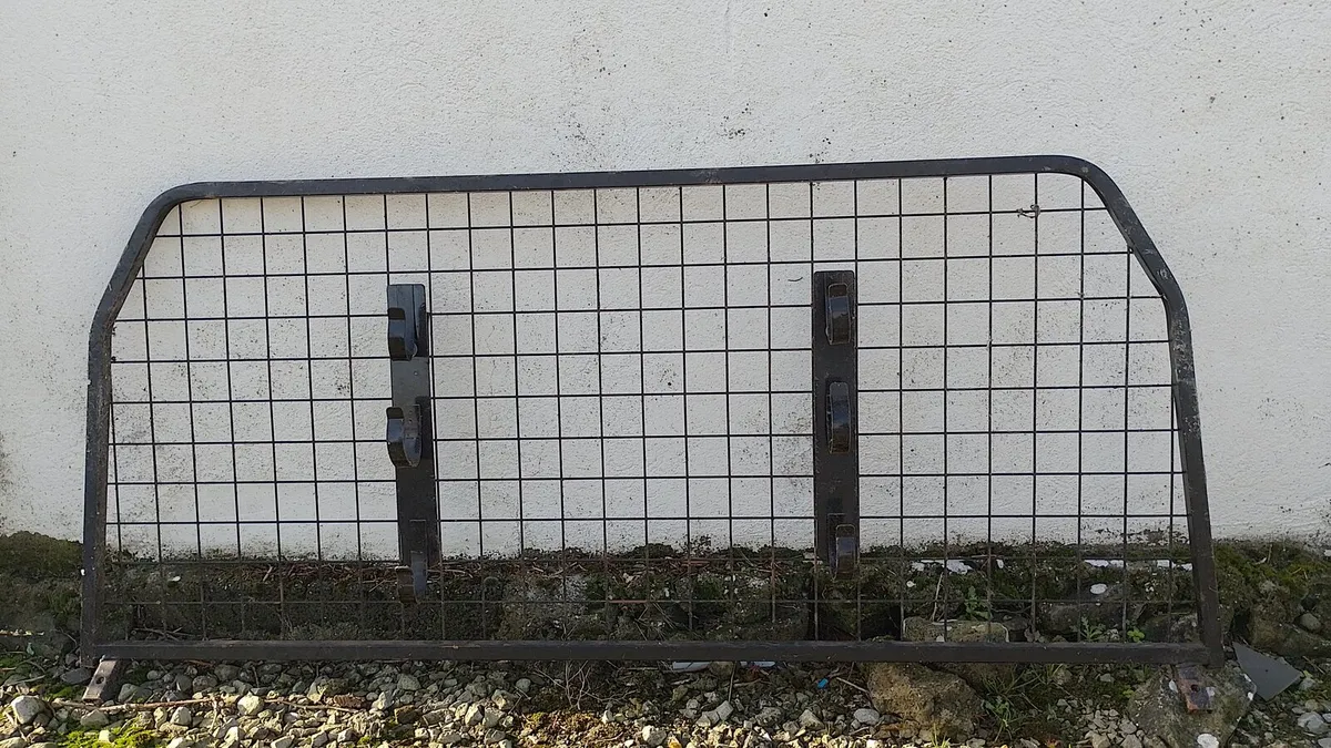 Car/suv guard for dogs with gunrack