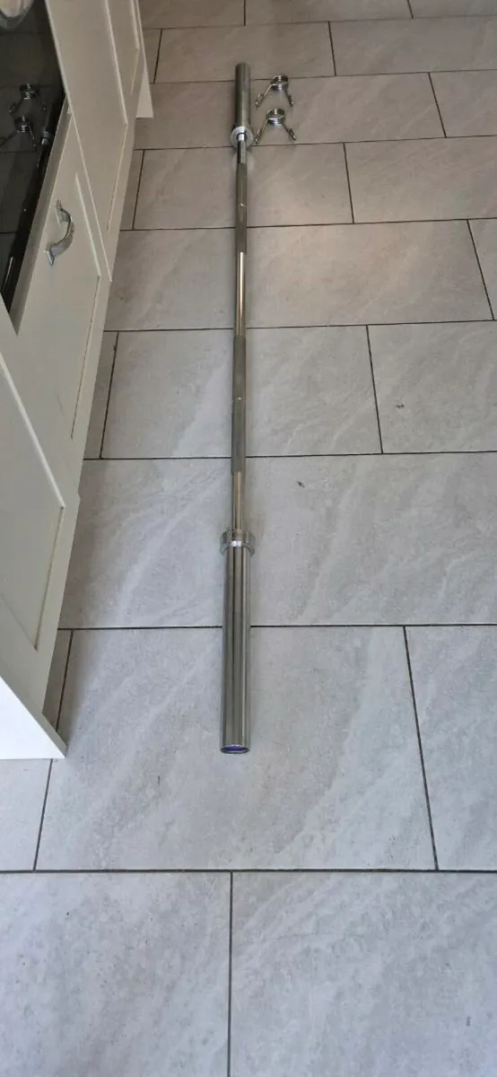 7 foot Olympic weight lifting bar - Image 1