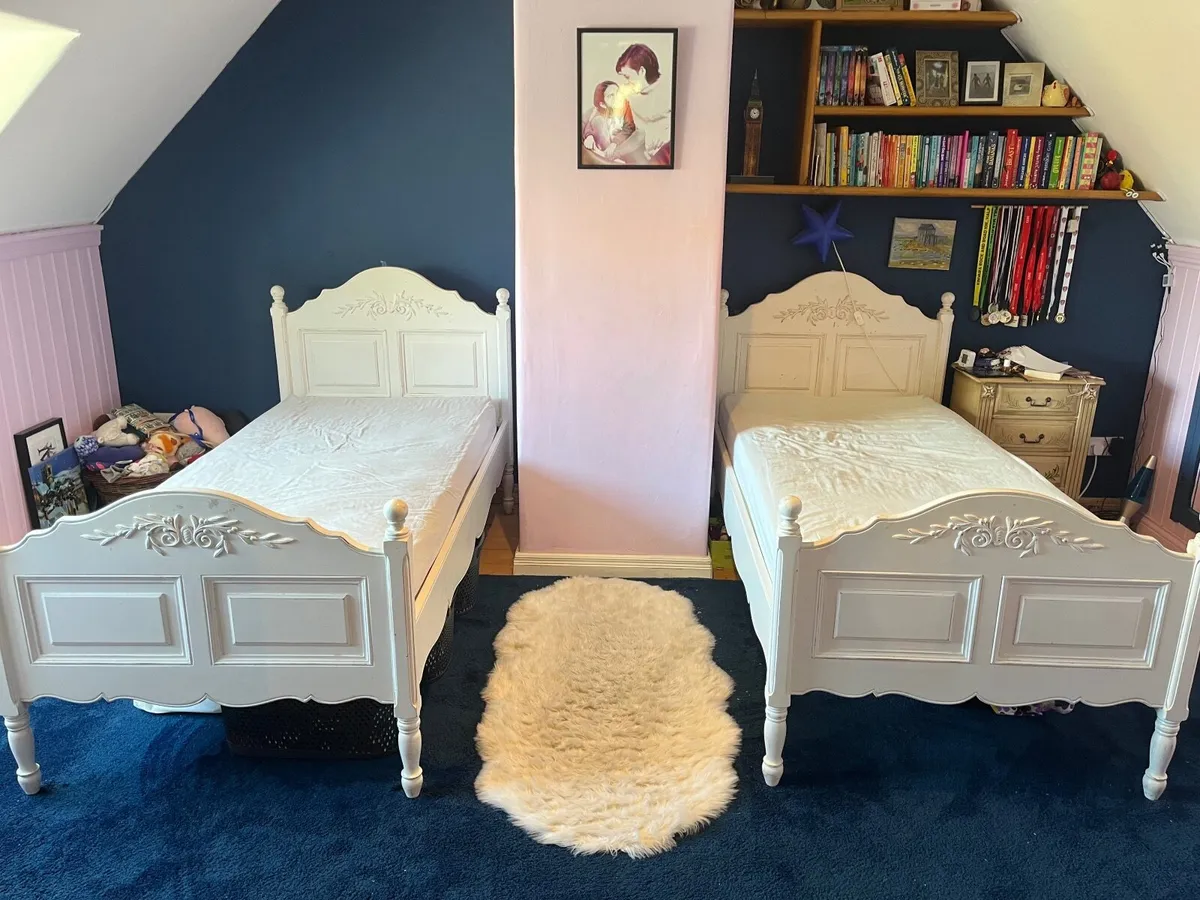Wooden twin beds - Image 1