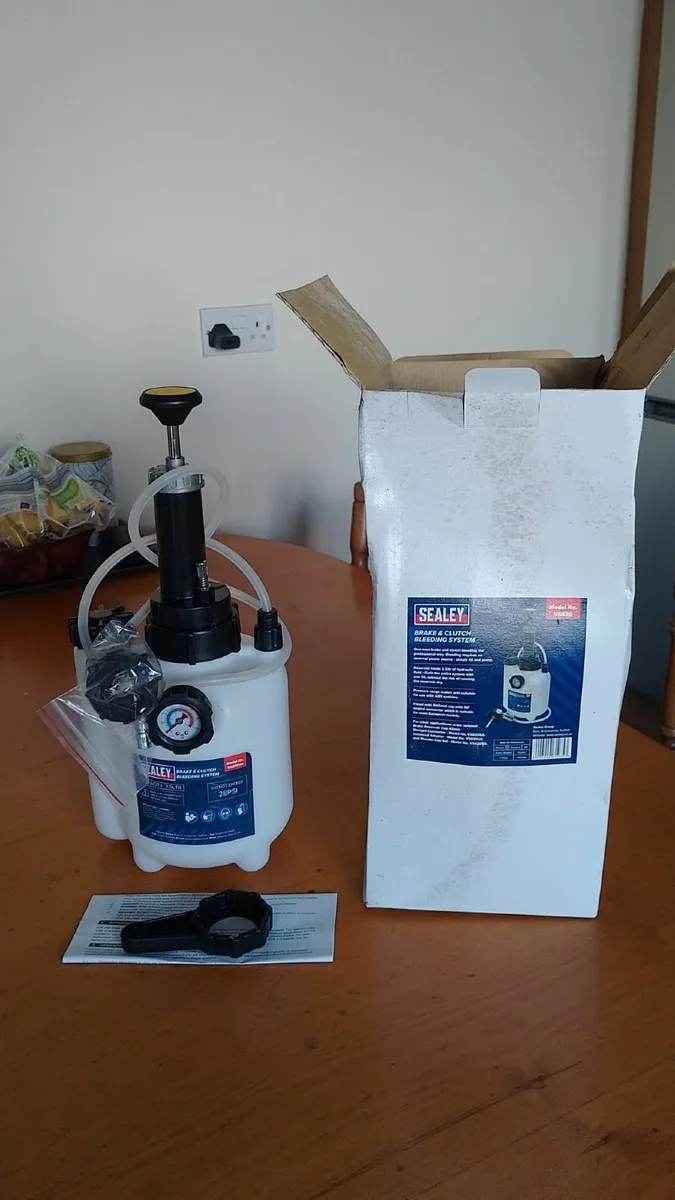 Sealey Brake & Clutch Bleeding System 2.5L