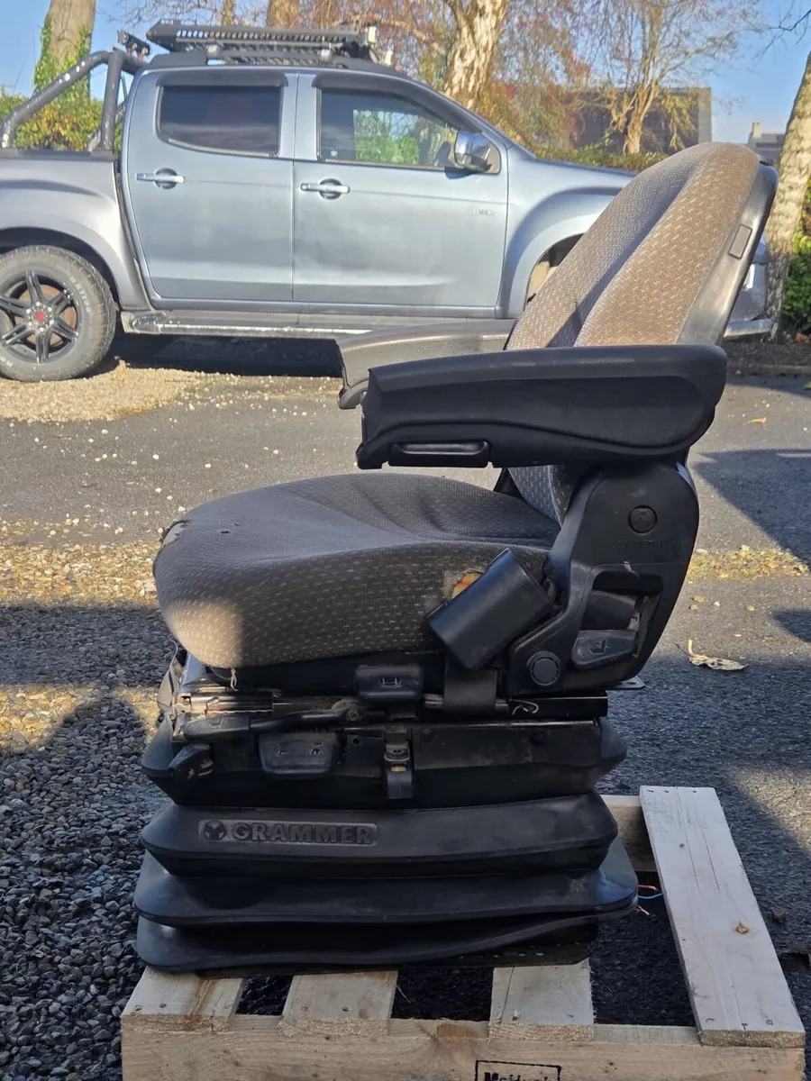 Tractor air seat - Image 3