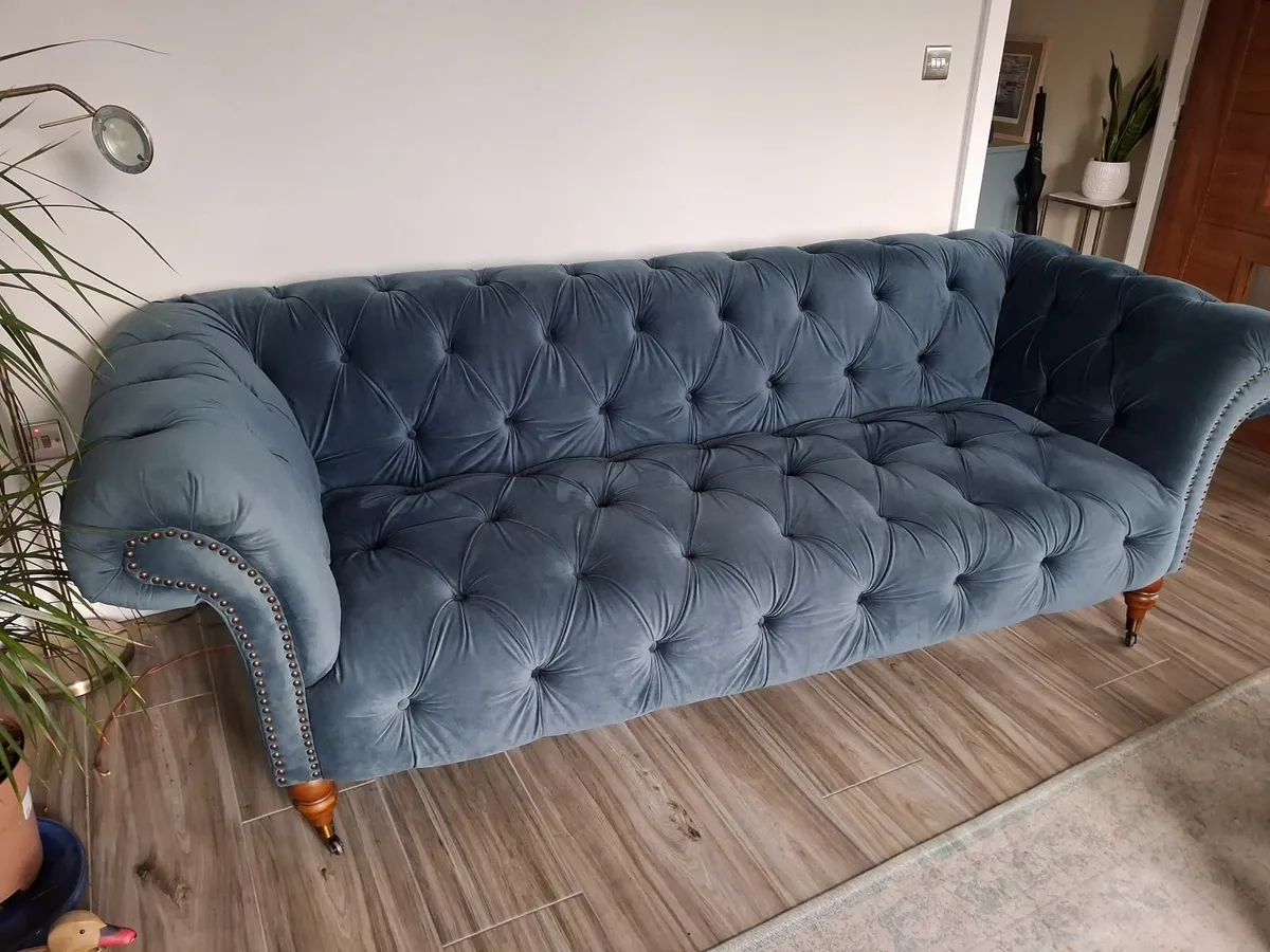 4 Seater velour couch - Image 1