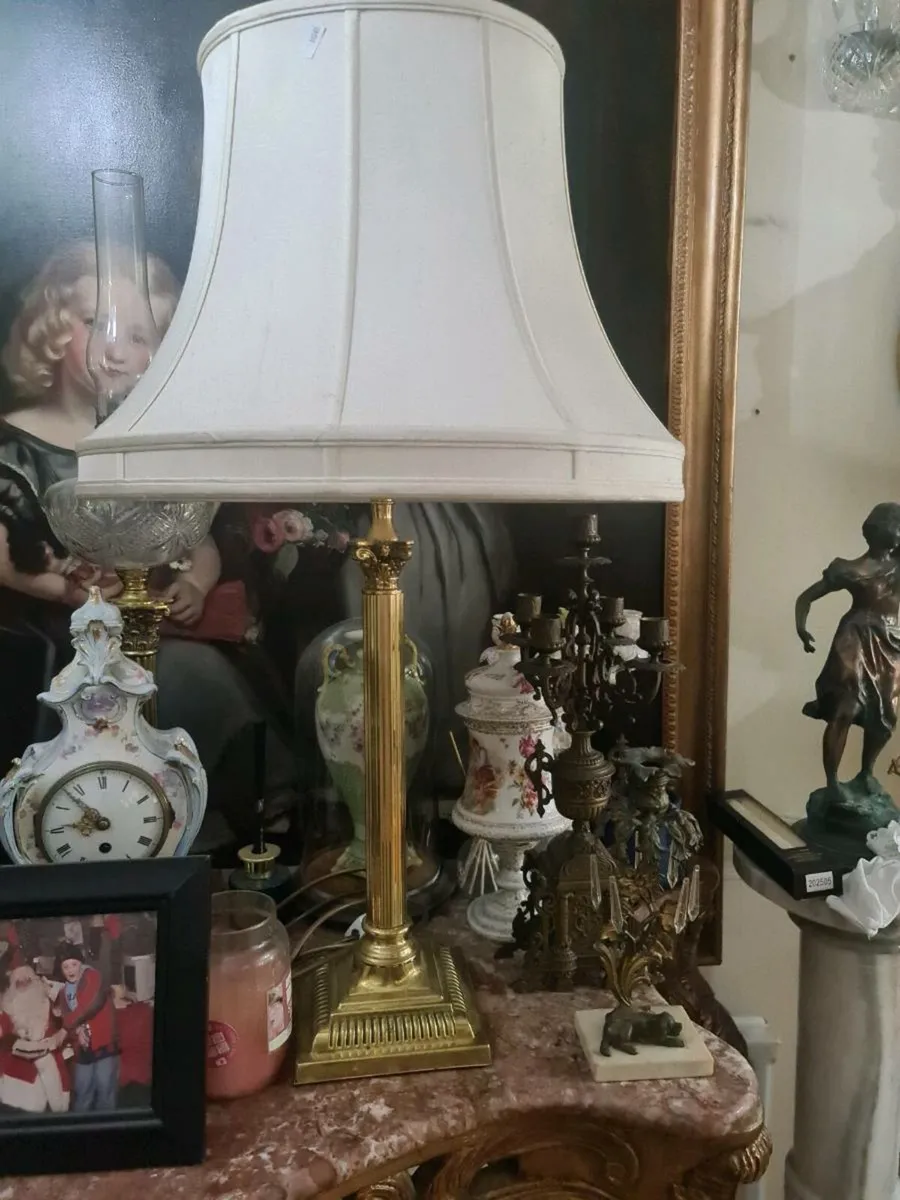 Large vintage corinthian brass lamp and shade - Image 1