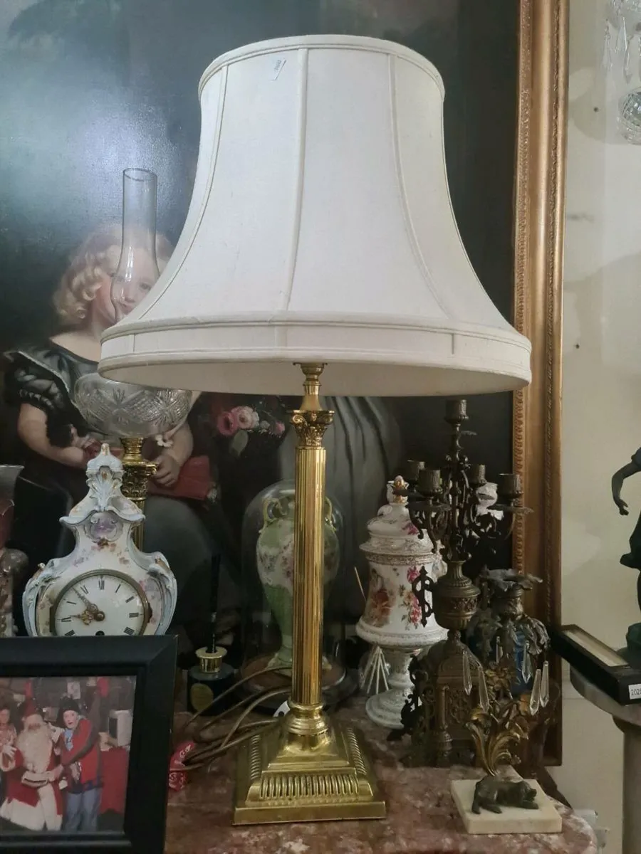 Large vintage corinthian brass lamp and shade - Image 2