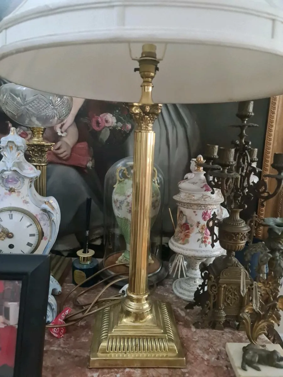 Large vintage corinthian brass lamp and shade - Image 3