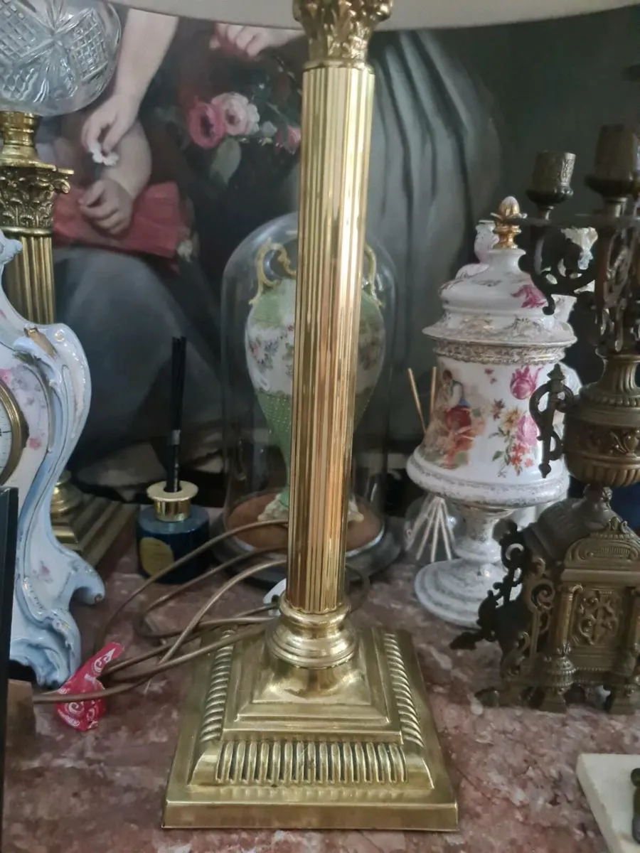 Large vintage corinthian brass lamp and shade - Image 4