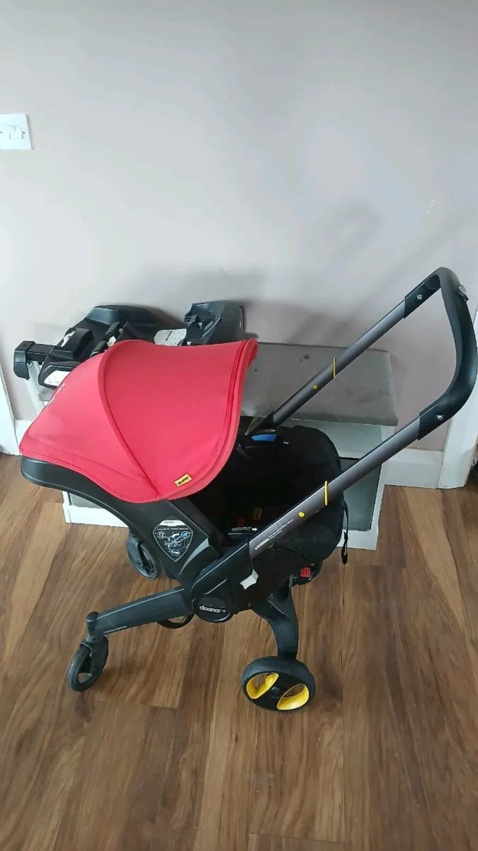 Doona carseat with isofix base - Image 1