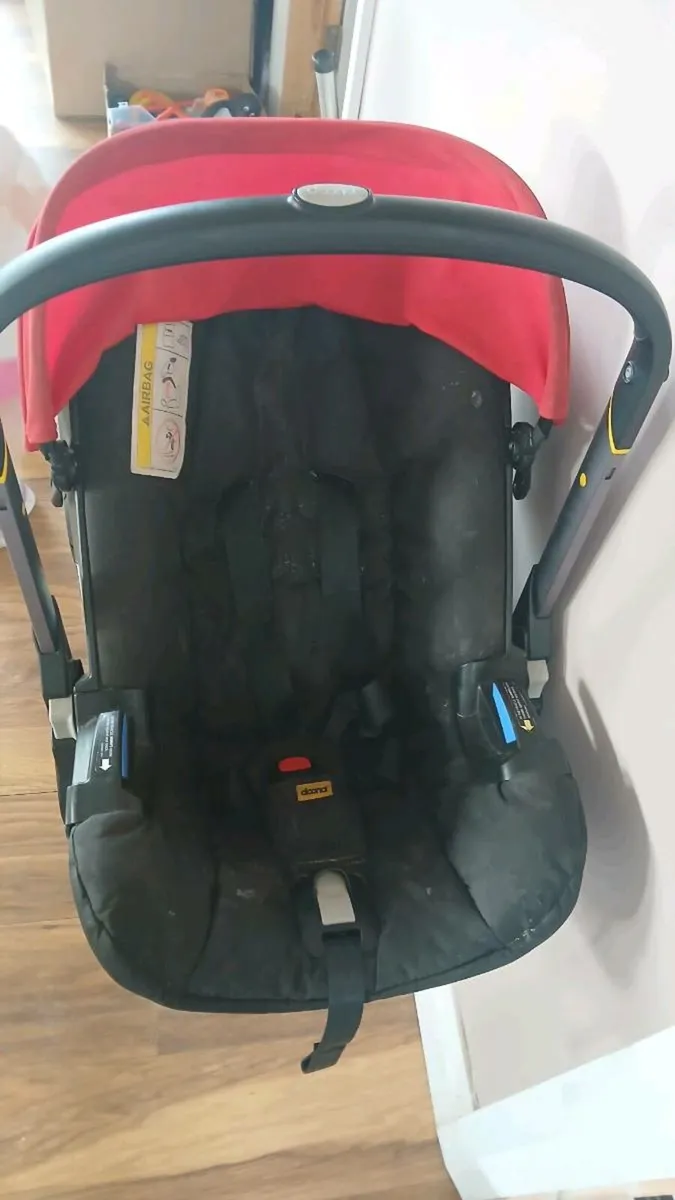 Doona carseat with isofix base - Image 2