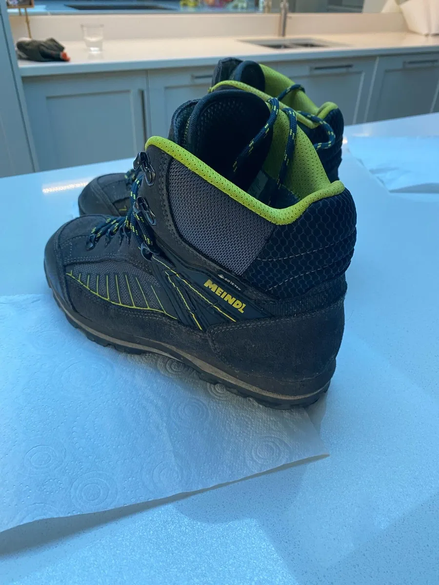 Hiking boots - Image 2