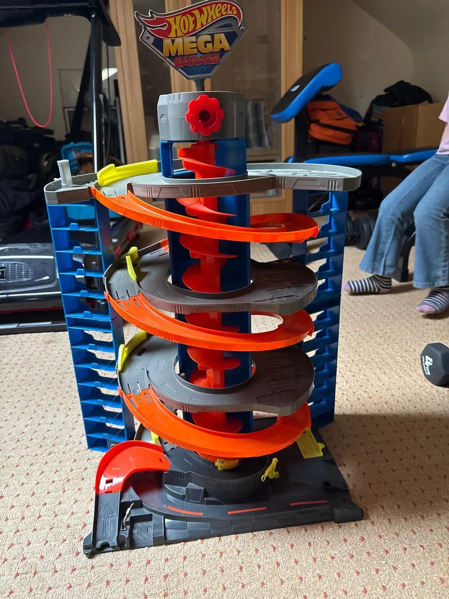 Hot wheels mega garage - Image 1