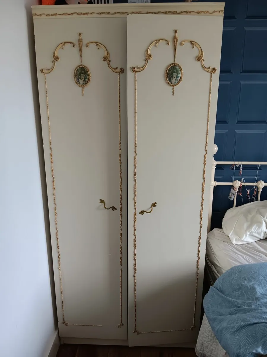 Bedroom wardrobe and chest of drawers - Image 1