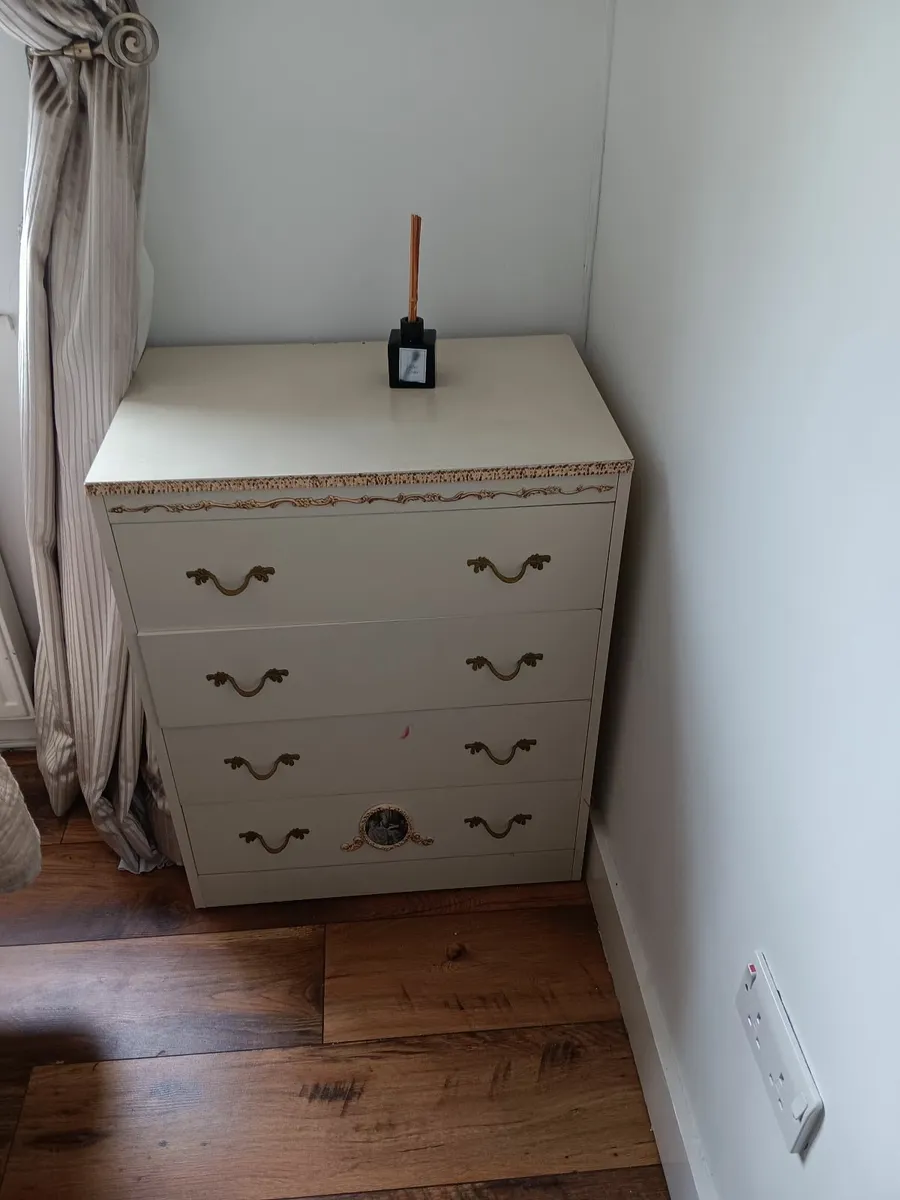 Bedroom wardrobe and chest of drawers - Image 2