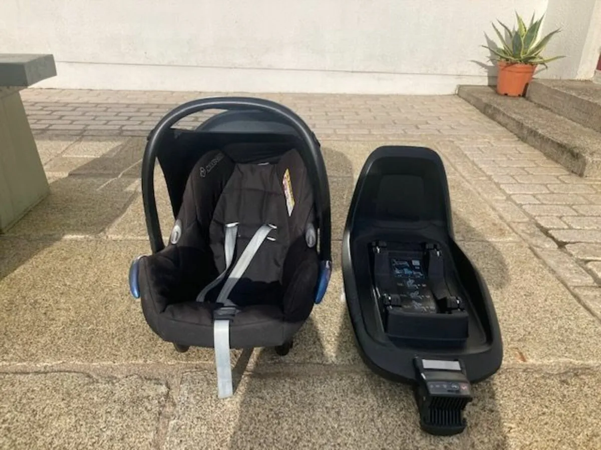 Maxi Cosi Infant With 2 Way Isofix