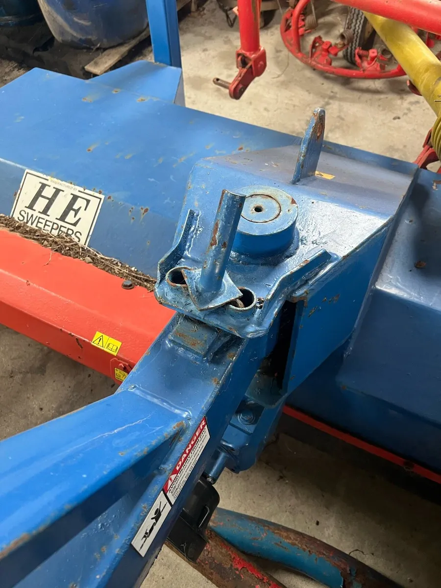 HE Road Sweeper - Image 2