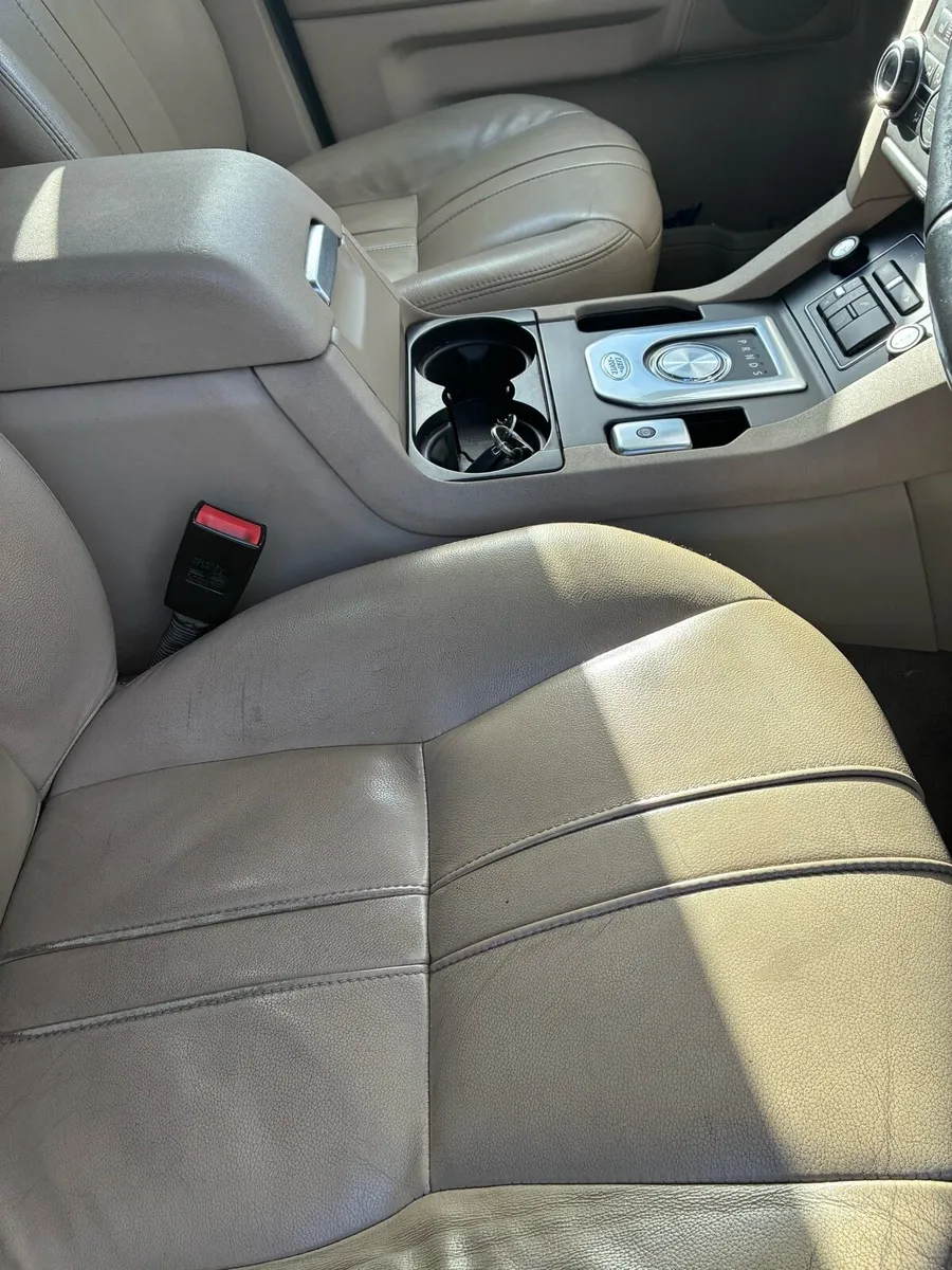 2016 Land Rover Discovery 4 - Excellent Condition - Image 3