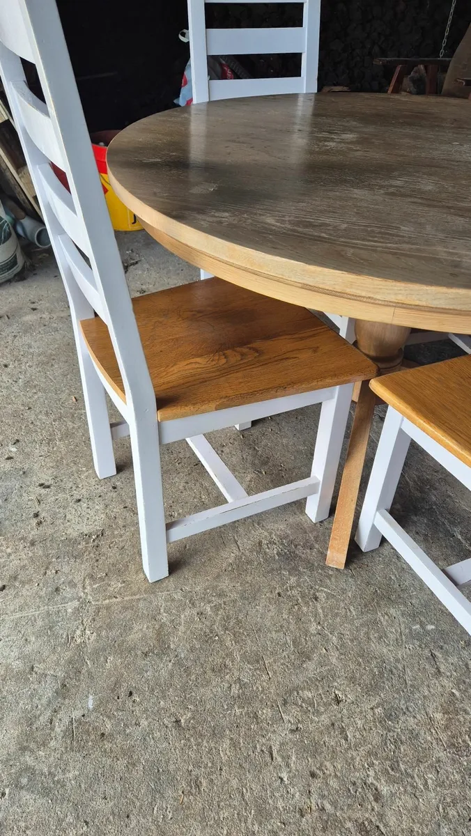 Table and chairs - Image 1