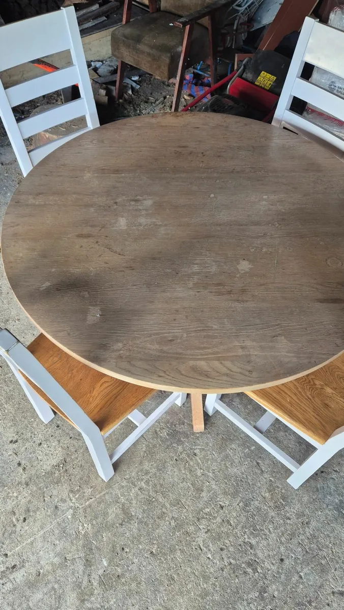 Table and chairs - Image 2