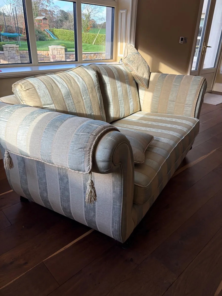 Couch - 2 seater couch for sale - Image 3