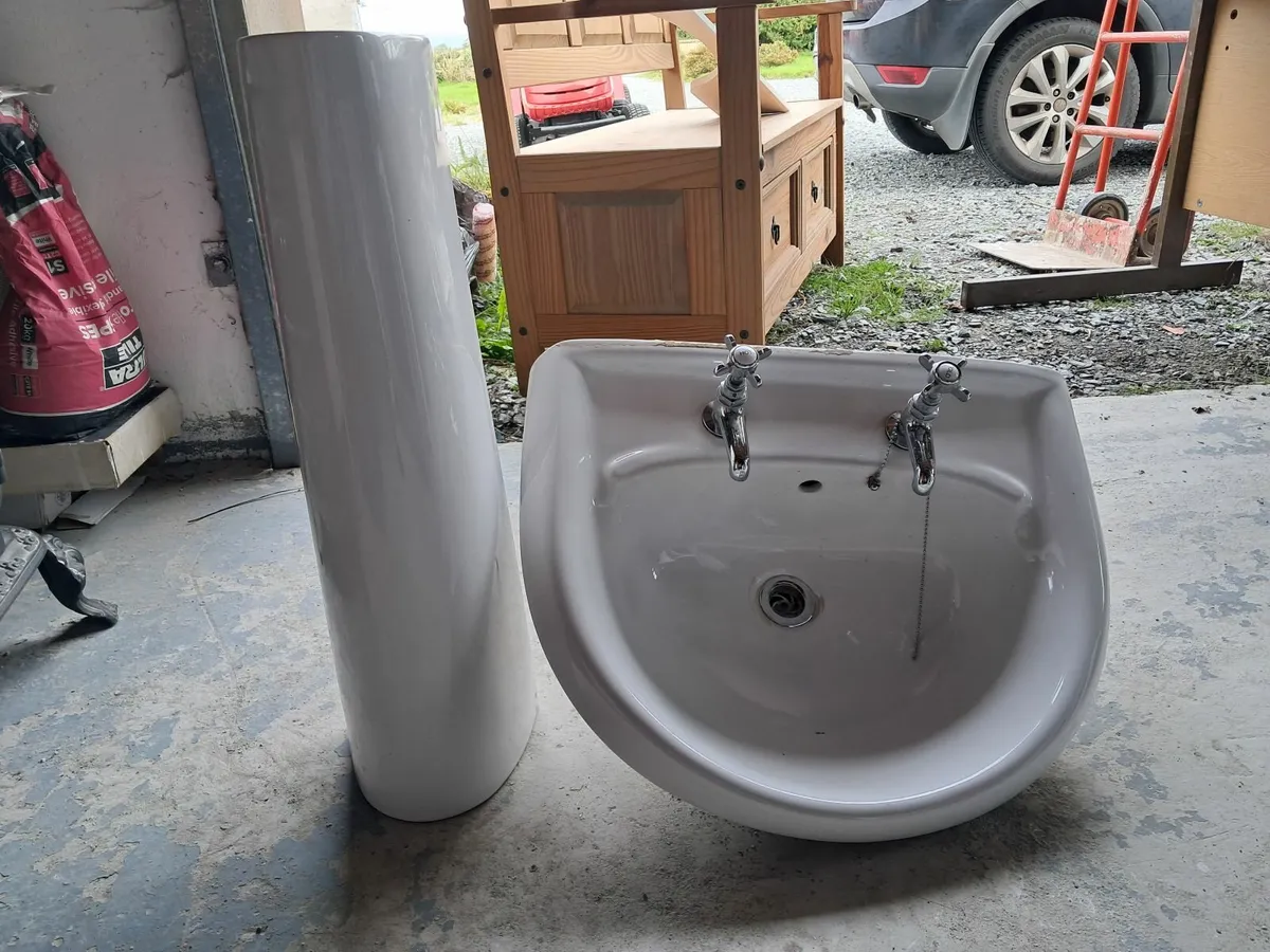 Bathroom sink & pedestal - Image 1