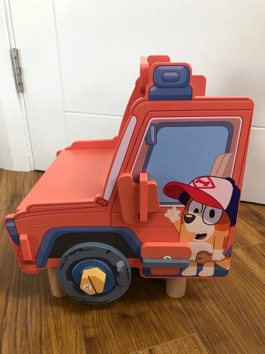 Bluey wooden garage - Image 1