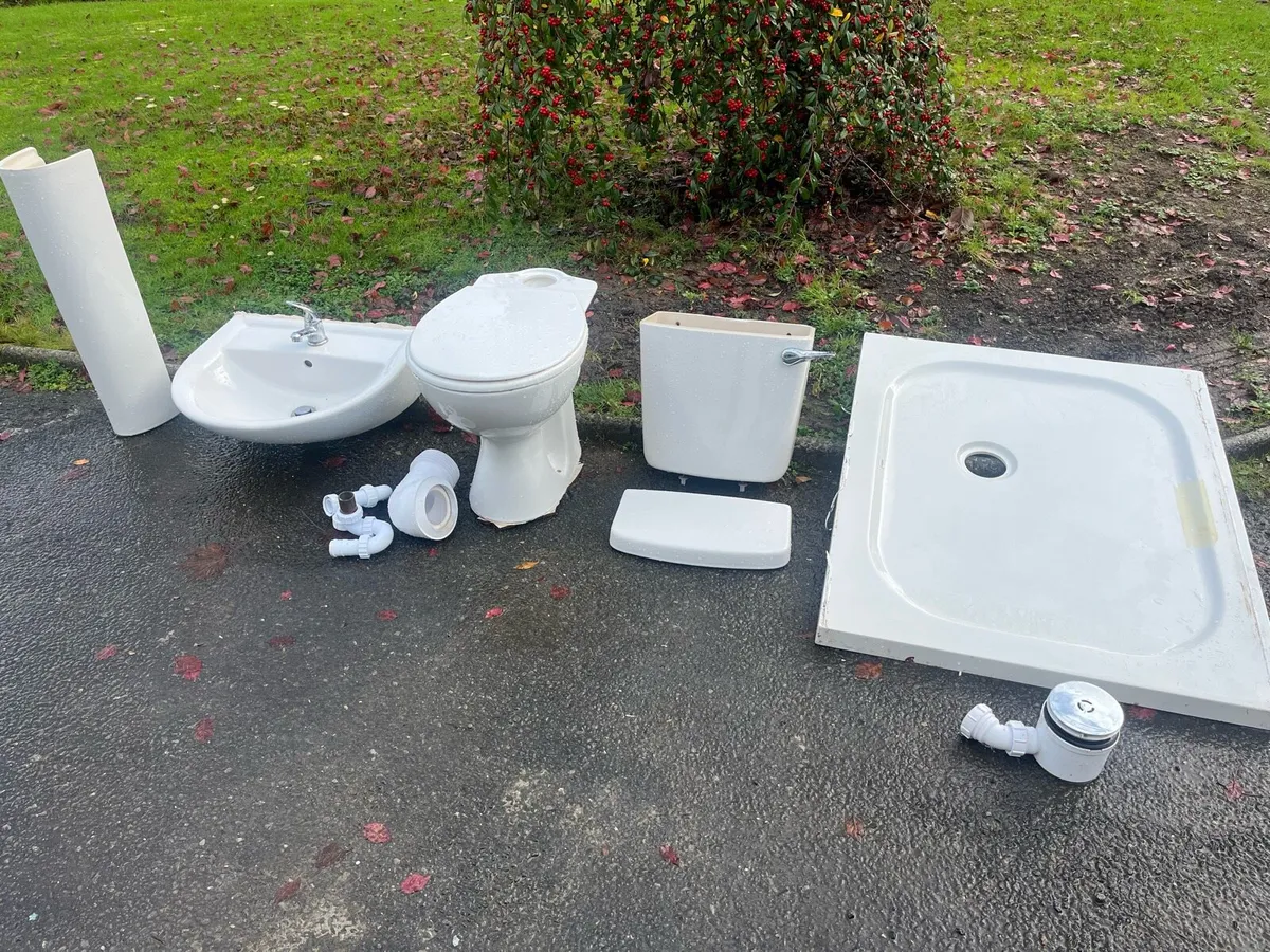 Bathroom suite - Image 1