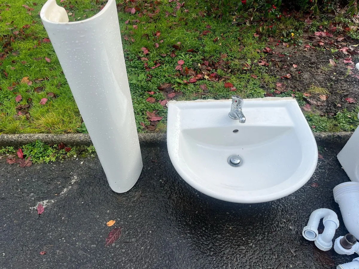 Bathroom suite - Image 2