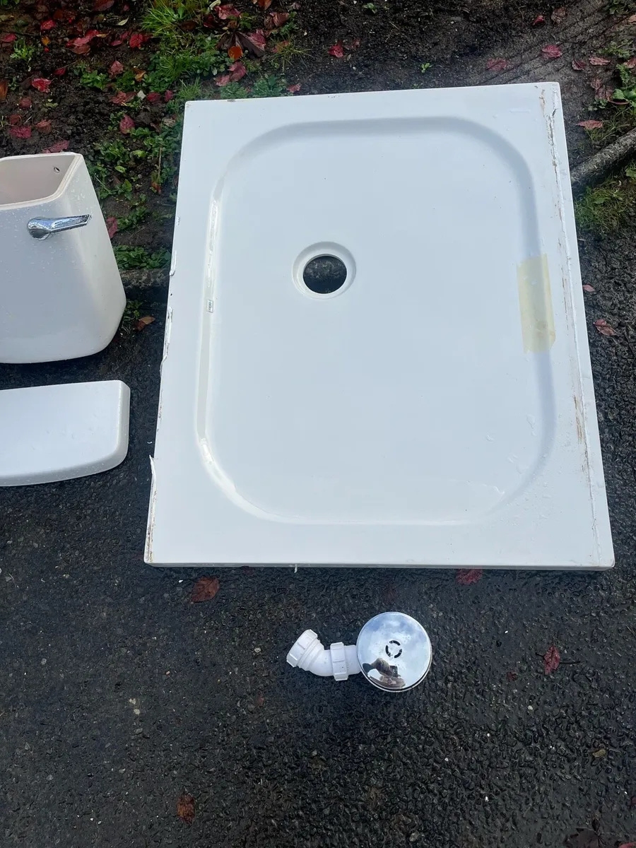 Bathroom suite - Image 4