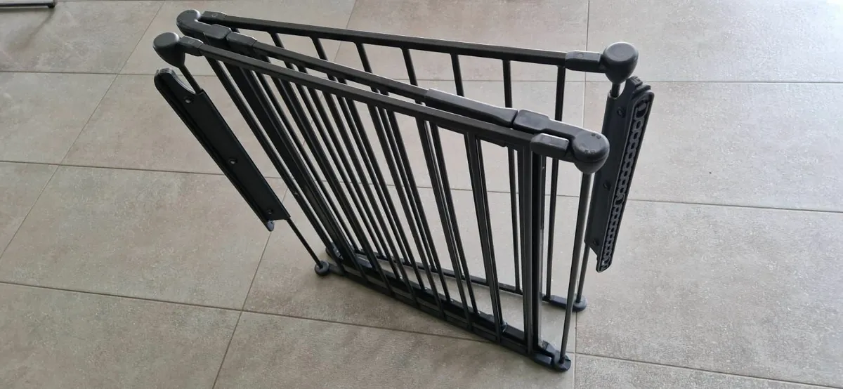 Child / Pet Safety Gate for Stairs/Steps/Landings - Image 2