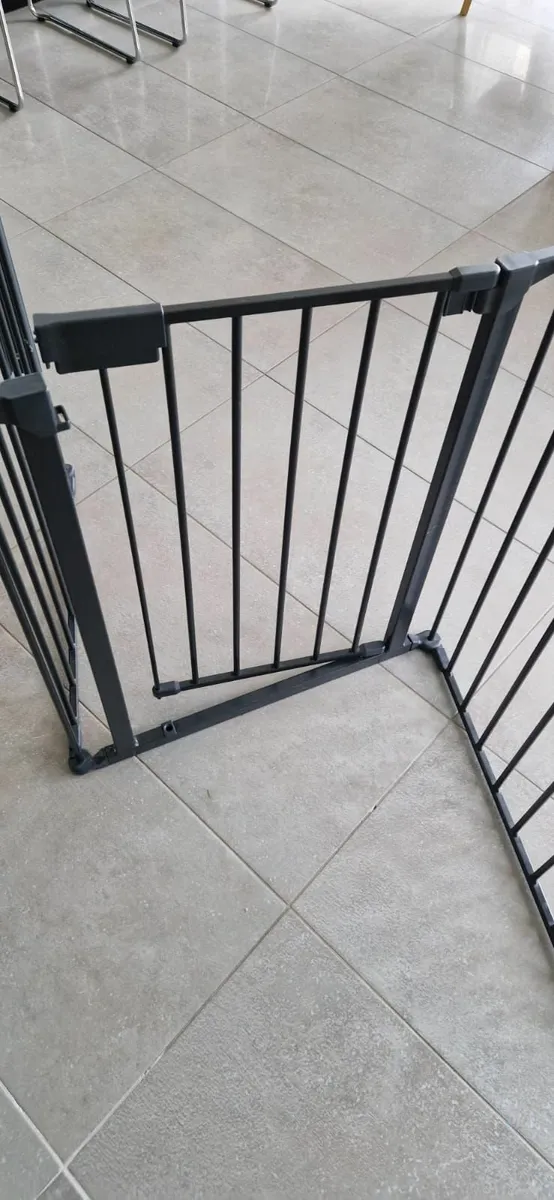 Child / Pet Safety Gate for Stairs/Steps/Landings - Image 4