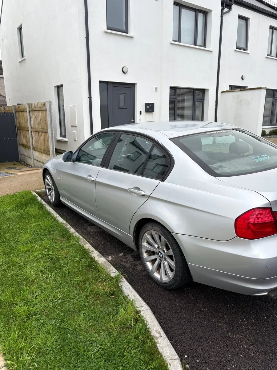 2009 BMW 318d – Manual – 235,750 km - Image 3