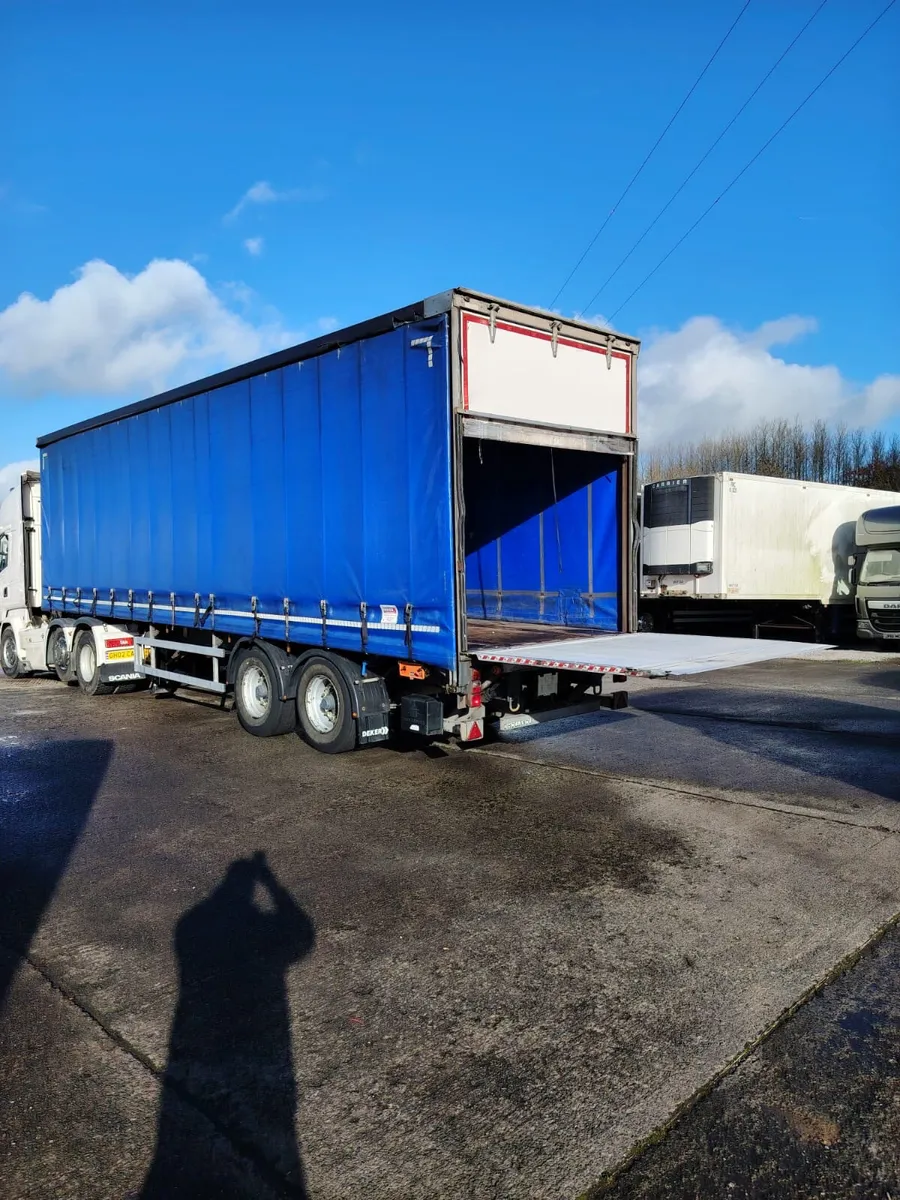 2018 Urban Curtainsider 34 foot Long Montracon - Image 2