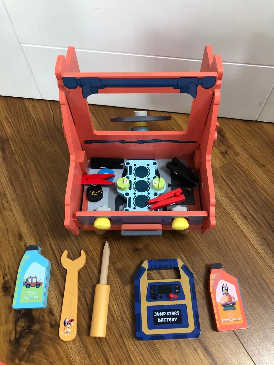 Bluey wooden garage - Image 2