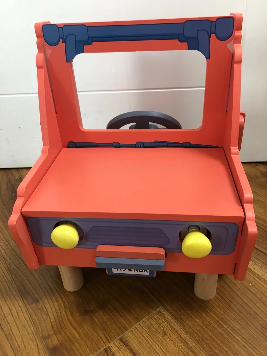 Bluey wooden garage - Image 3