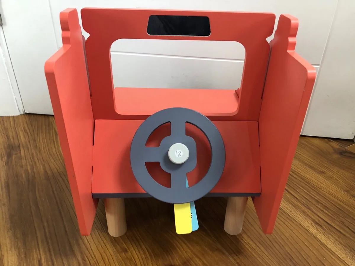 Bluey wooden garage - Image 4