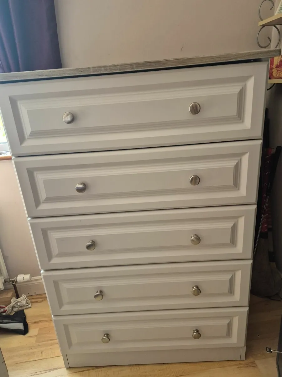 Chest of drawers