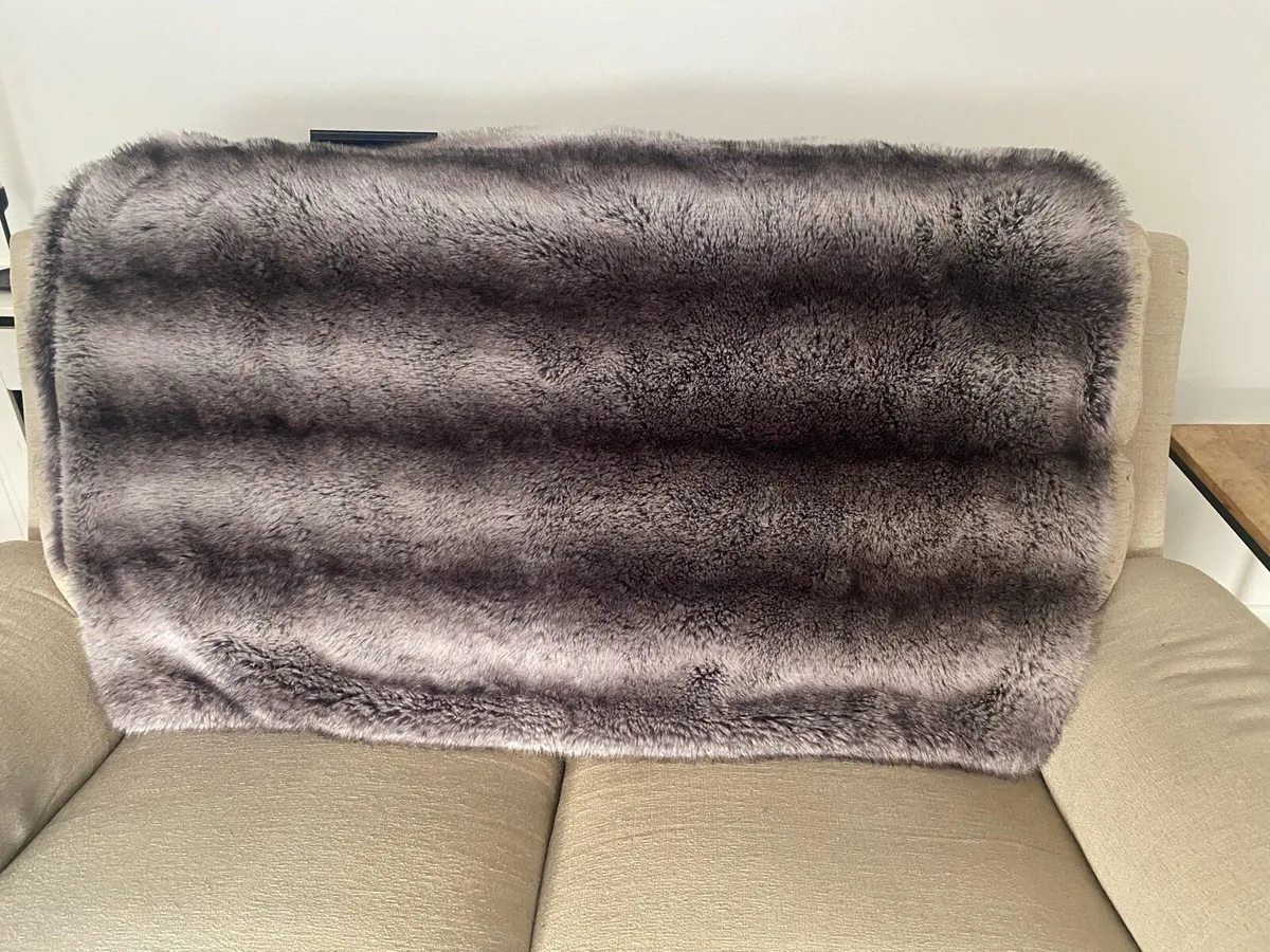 Paul Costello throw and cushions - Image 1