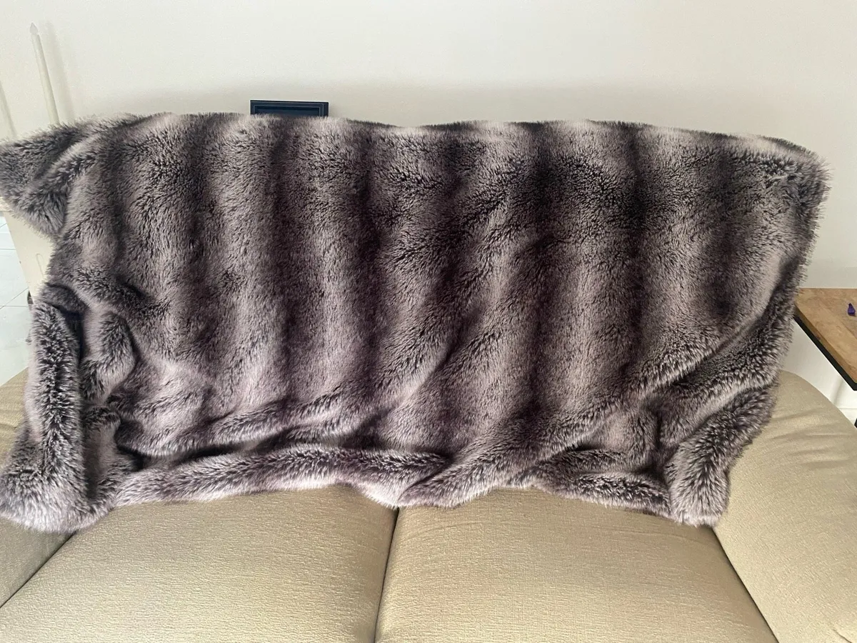 Paul Costello throw and cushions - Image 2