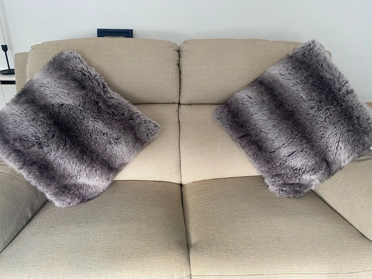 Paul Costello throw and cushions - Image 3