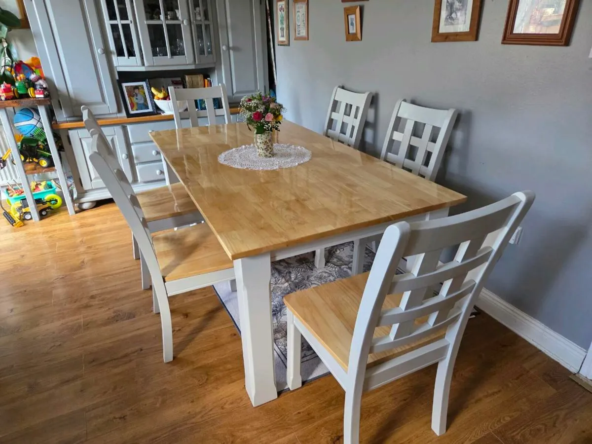 Table and chairs - Image 1