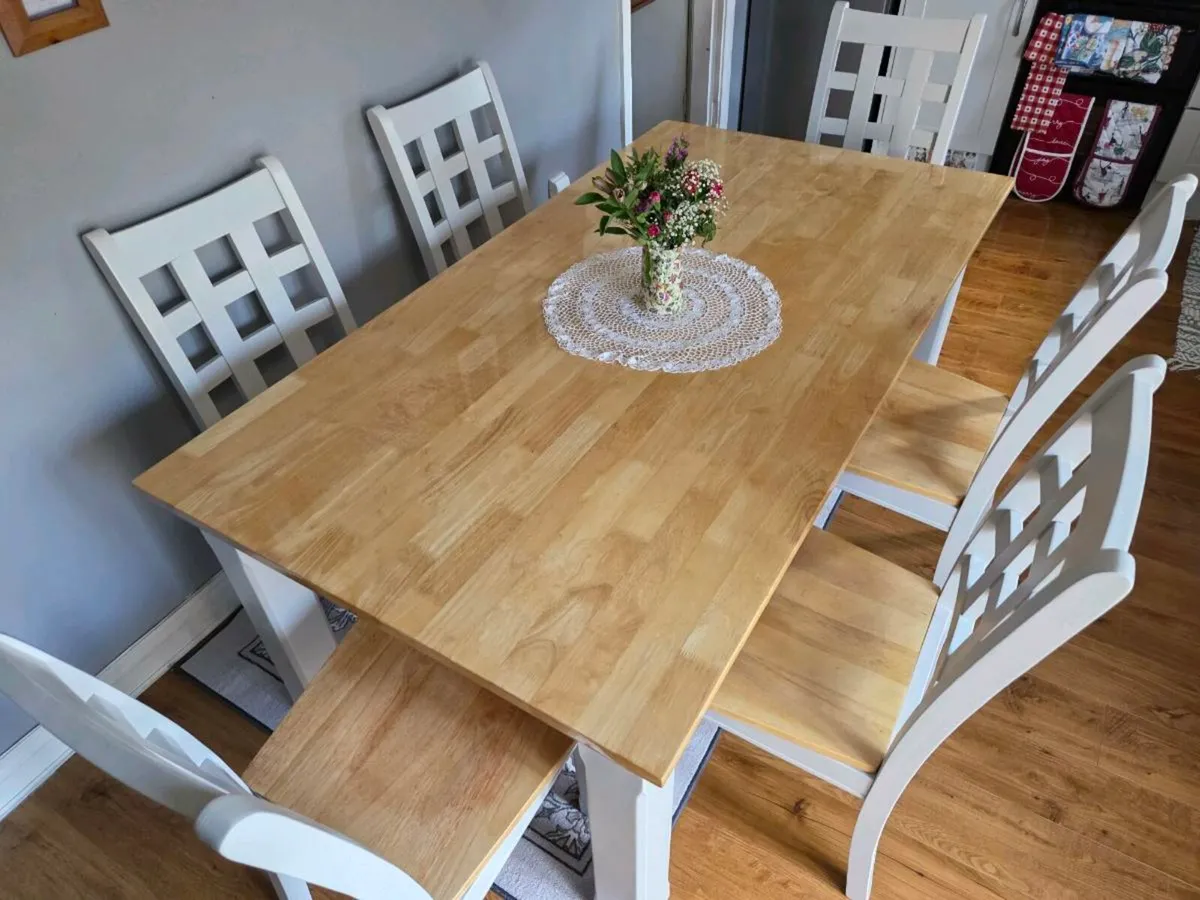 Table and chairs - Image 2